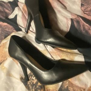 Brand new black pointed toe heals !